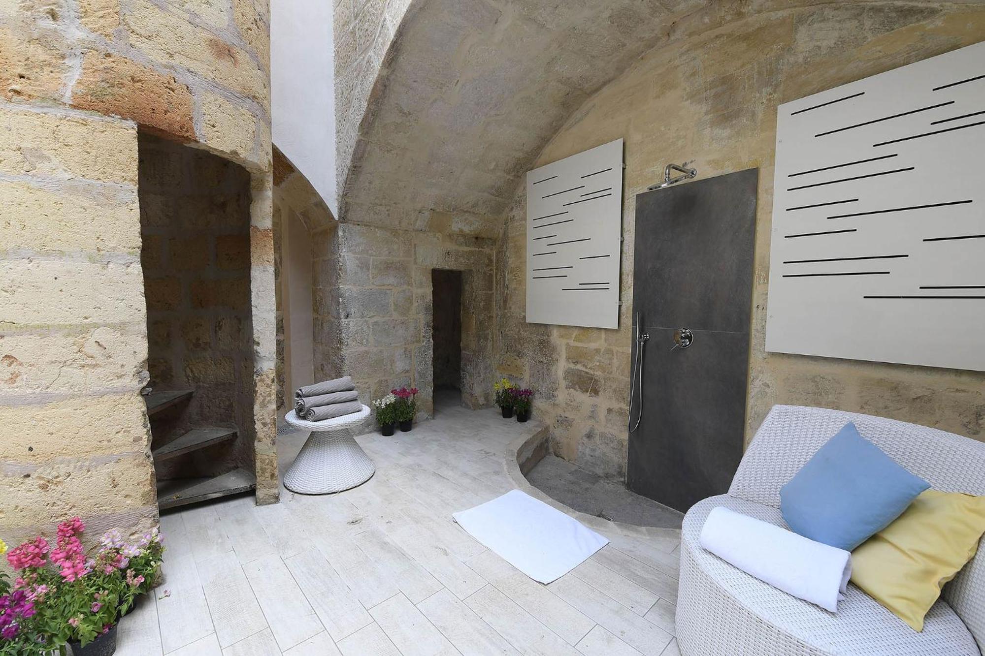 Queen Suite Spa Bath,1601704718:JPEG